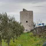 Ritorniamo sulla statale proseguendo verso nord. All�altezza dell�uscita di Bisceglie Sud � impossibile non notare sulla nostra destra la massiccia e ben restaurata Torre Longa, quasi addossata alla strada